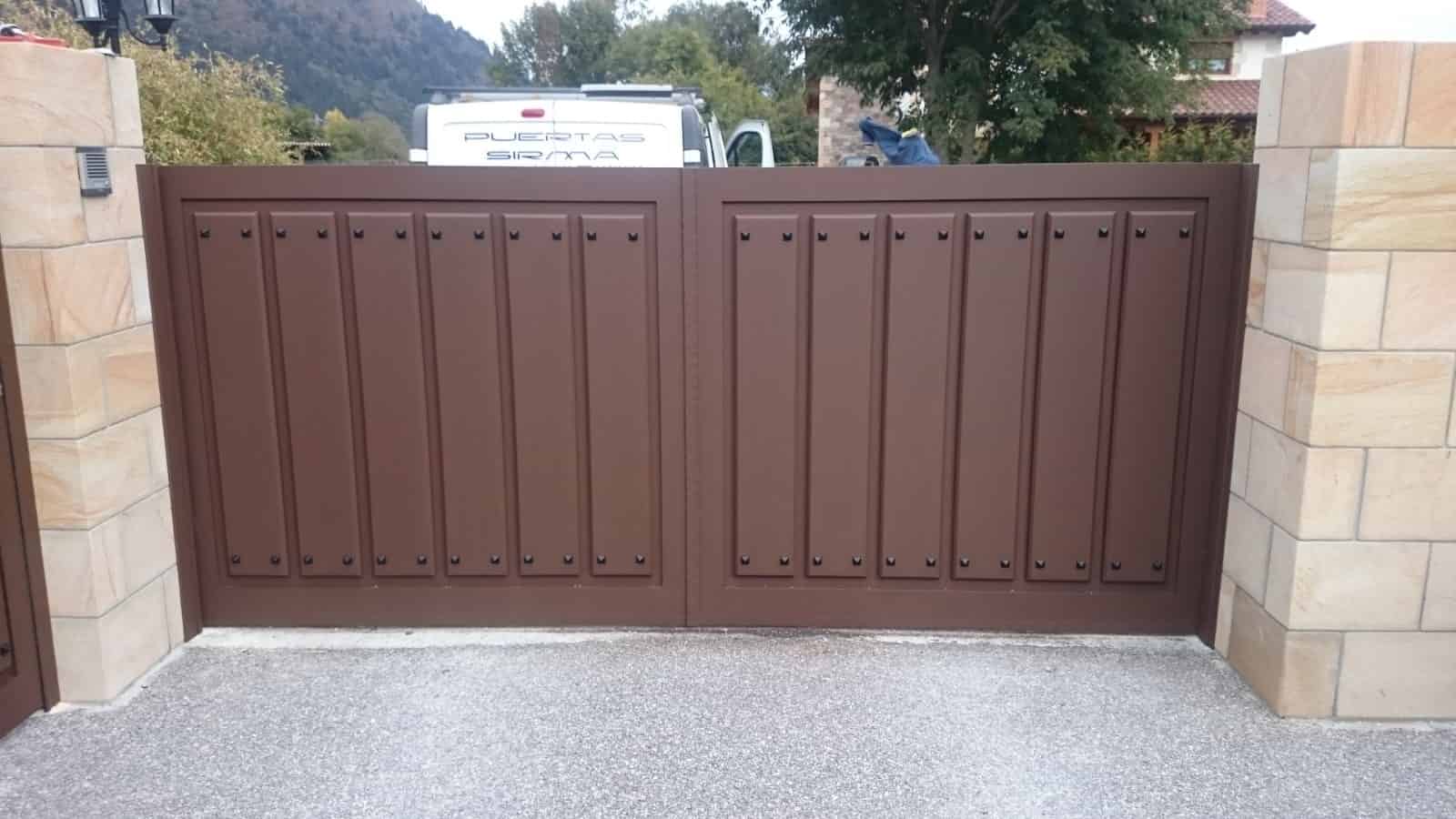 Puerta abatible color marrón